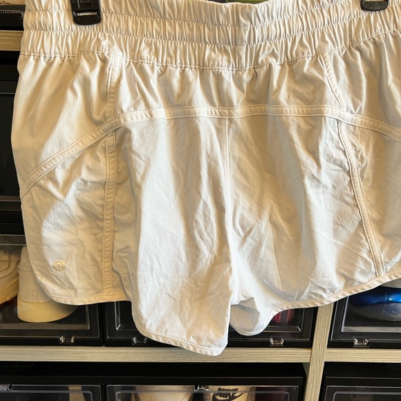 Lululemon shorts 10/12 White- with lining - Picture 2 of 6